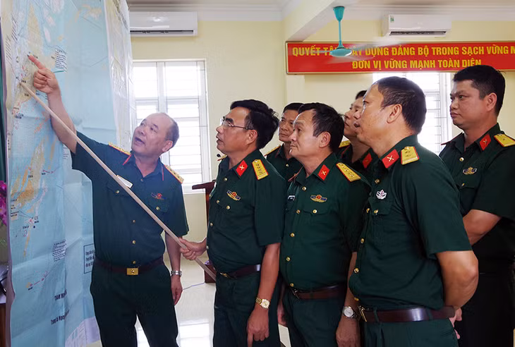 Đại tá Nguyễn Bá Ấn, Trưởng Phòng Cứu hộ, cứu nạn, Bộ Tham mưu Quân khu 3, kiểm tra kế hoạch hiệp đồng PCTT-TKCN năm 2019 của Ban CHQS huyện Vân Đồn.