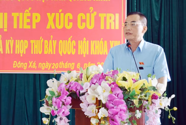 ĐBQH Trần Văn Minh thông báo đến cử tri của huyện Vân Đồn.