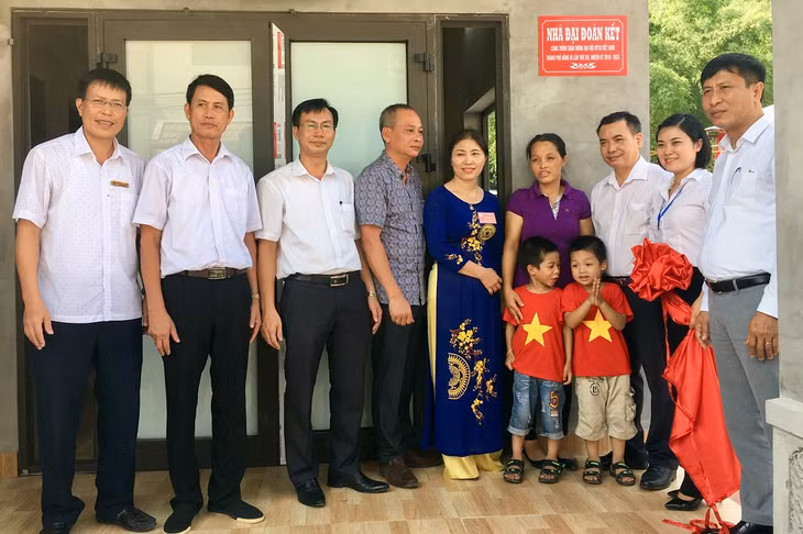 Khánh thành nhà Đại đoàn kết cho hộ nghèo tại khu 5, phường Bắc Sơn. TP Uông Bí nhân dịp chào mừng Đại hội MTTQ các cấp nhiệm kỳ 2019-2024. Ảnh do MTTQ tỉnh cung cấp,
