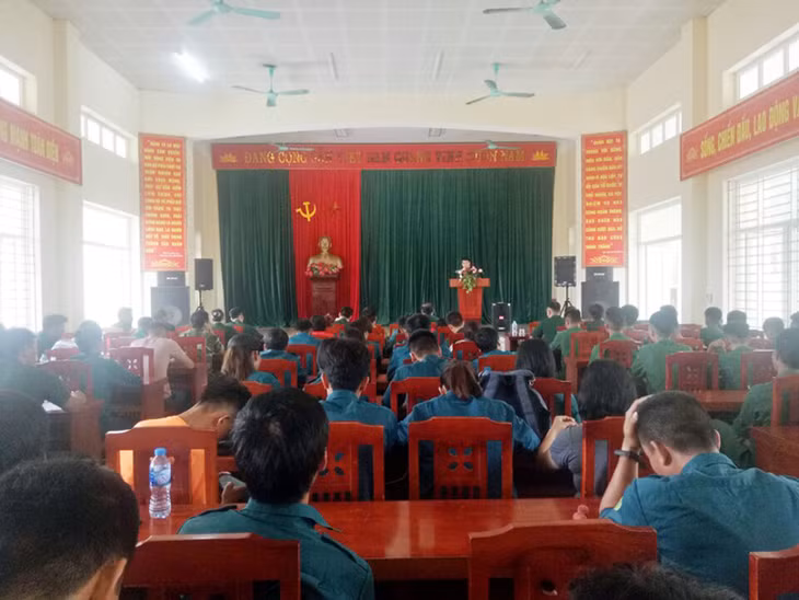 Quảng cảnh buổi gặp mặt, giao nhiệm vụ.
