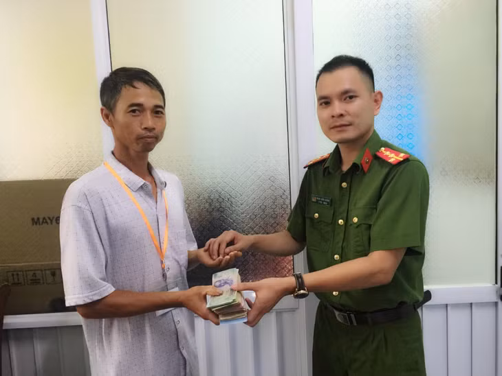 Công an huyện Hải Hà trao trả tài sản cho gia đình anh Giang Văn Sinh thôn 8 xã Quảng Long (Hải Hà