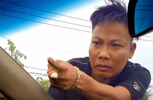 Tuấn "Nhóc" chỉ tay vào những người trong ôtô chở Công an Đồng Nai. Ảnh: Công an cung cấp.