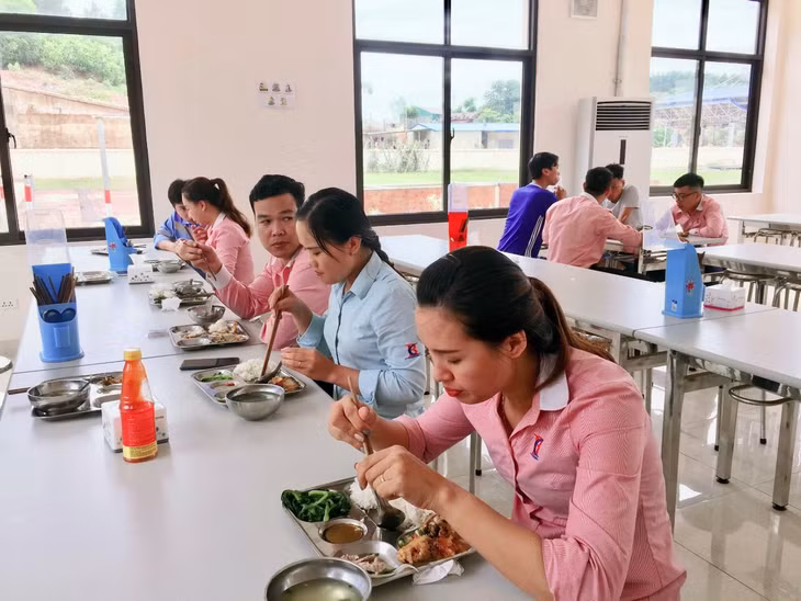 Công nhân Công ty CP BOT Biên Cương được trang bị