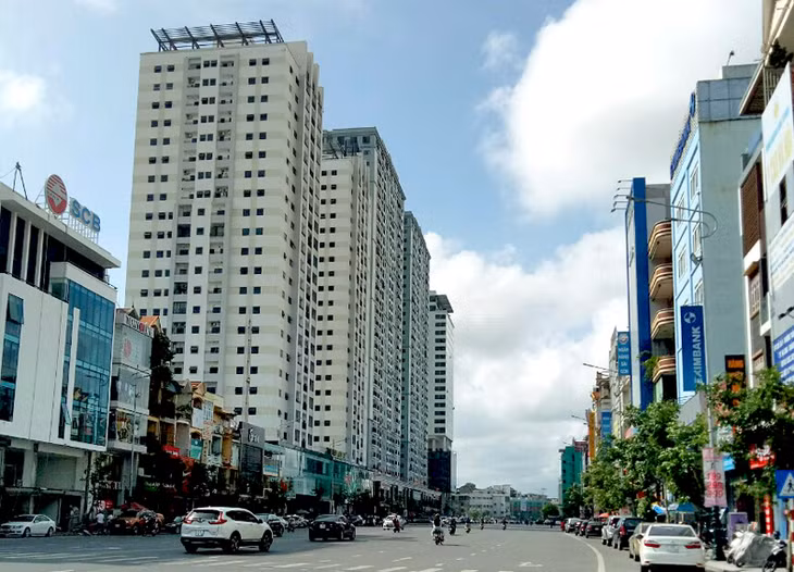 Các lô chung cư cũ phường Trần Hưng Đạo, TP Hạ Long trước đây (ảnh trái, chụp vào tháng 4/2016),&nbsp; giờ đã được thay thế bằng các chung cư cao tầng hiện đại (ảnh phải, chụp tháng 6/2019)