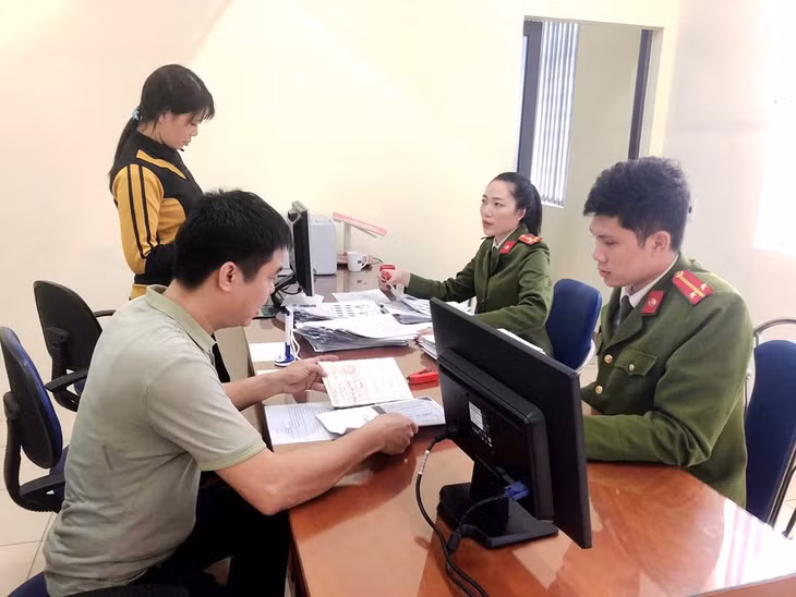 Người dân giải quyết thủ tục hành chính tại Trung tâm phục vụ Hành chính công TP Cẩm Phả.
