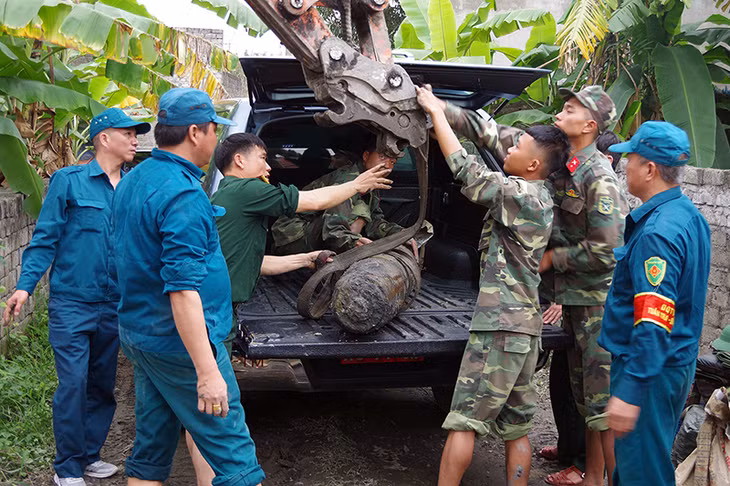 lực lượng công binh đã tiến hành xử lý, di dời an toàn quả bom về vị trí 