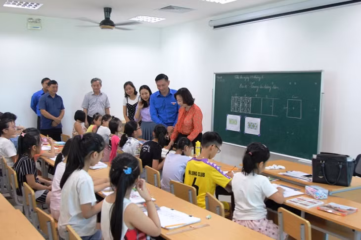 PCT UBND tiỉnh Vũ Thị Thu Thủy thăm các lớp năng khiếu tại Cung văn hóa thanh thiếu nhi Quảng Ninh