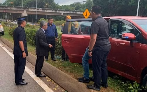 Quốc vương Malaysia Abdullah Ahmad Shah (thứ hai từ trái sang) hỏi thăm nữ tài xế gặp nạn hôm 26/6 ở Putrajaya. Ảnh: Instagram.