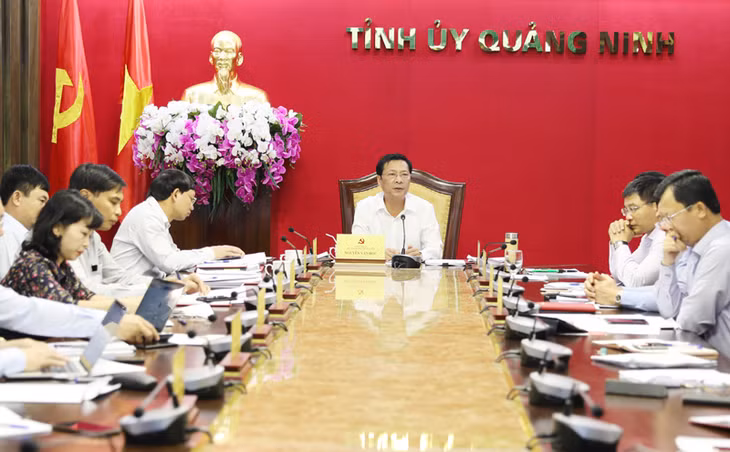 Bí thư Tỉnh ủy Nguyễn Văn Đọc chỉ đạo tại cuộc họp.