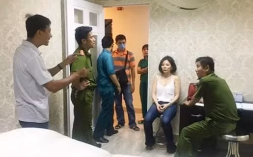  Bà Ngọc trong một lần làm việc với công an