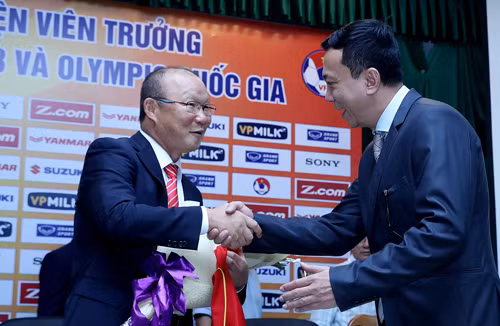 HLV Park Hang-seo trong lễ ký hợp đồng với VFF hôm 11/10/2017.