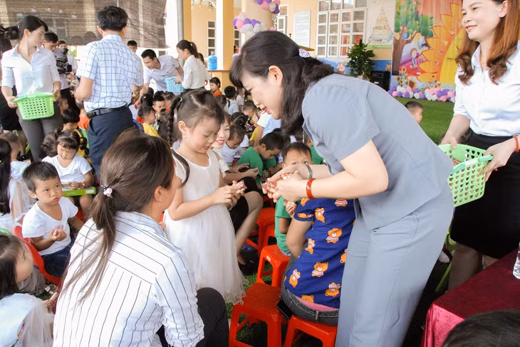 Đồng chí Nguyễn Thị Thu Hà, Bí thư Huyện ủy Đầm Hà, thăm 
