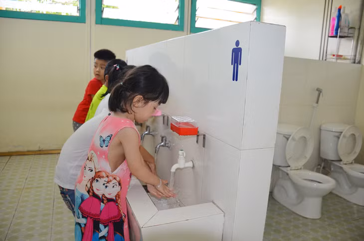 Trẻ em được hướng dẫn vệ sinh tay 