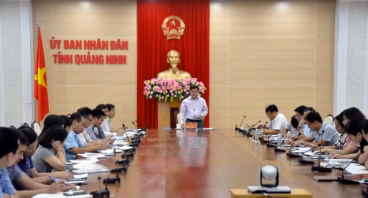 Đồng chí Phó Chủ tịch UBND tỉnh Bùi Văn Khắng chỉ đạo tại cuộc làm việc với Sở Tài chính.