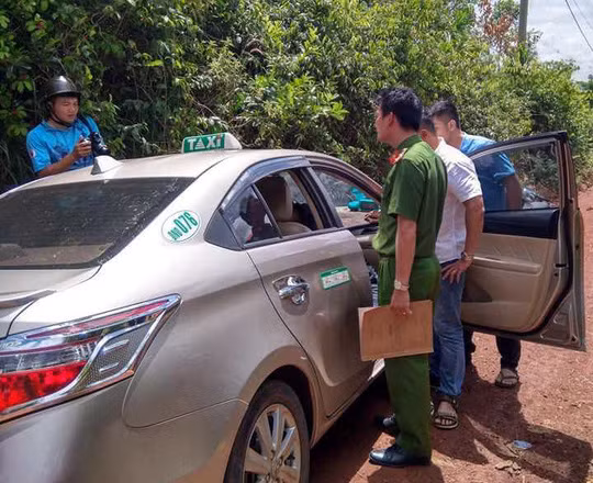  Cơ quan chức năng khám nghiệm hiện trường. Ảnh Người Lao động