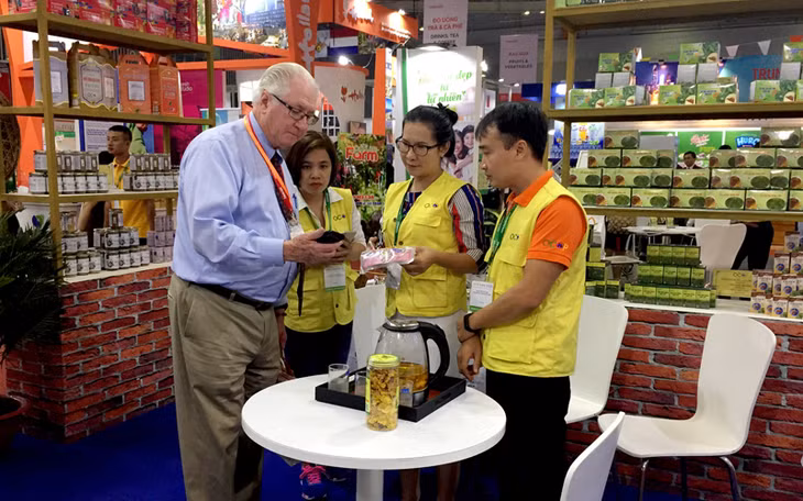 Chuyên gia nước ngoài tìm hiểu sản phẩm OCOP Quảng Ninh tại Hội chợ triển lãm Quốc tế Công nghiệp thực phẩm Việt Nam (Vietnam Foodexpo) tháng 11, năm 2018 (Ảnh: Huy Bình, Trung tâm xúc tiến thương mại tỉnh)