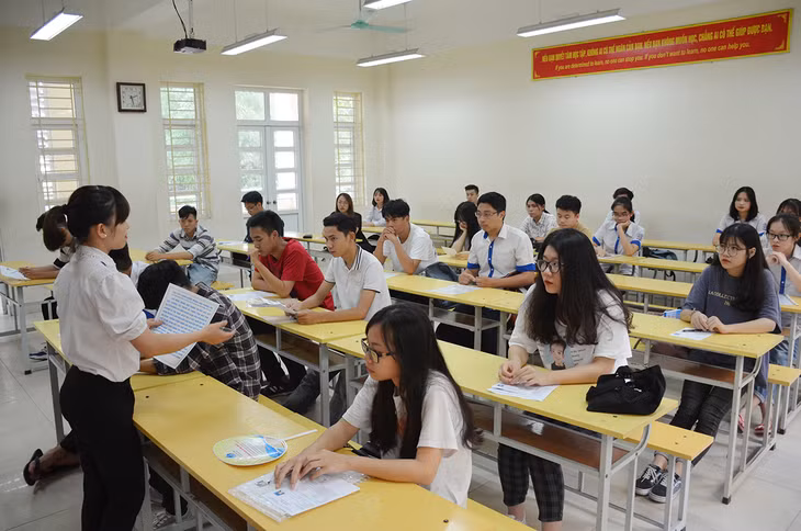 Thí sinh nghe phổ biến quy chế thi tại điểm thi Trường THPT Hòn Gai (TP Hạ Long)