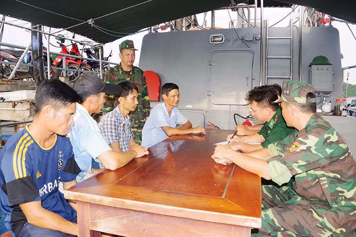 Lực lượng biên phòng làm việc với các đối tượng vận chuyển gà,vịt nhập lậu.