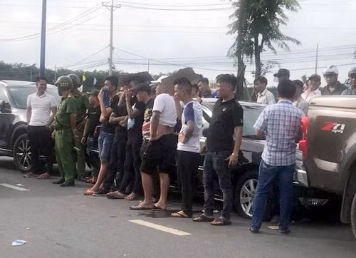 Chiếc ôtô bị nhóm thanh niên xăm trổ bao vây. Ảnh: Kim Tuyến.