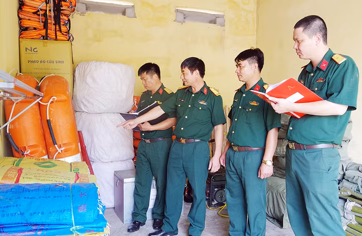 Đoàn công tác kiểm tra công tác bảo quản trang thiết bị, vật chất cứu hộ, cứu nạn tại Ban CHQS huyện Đần Hà
