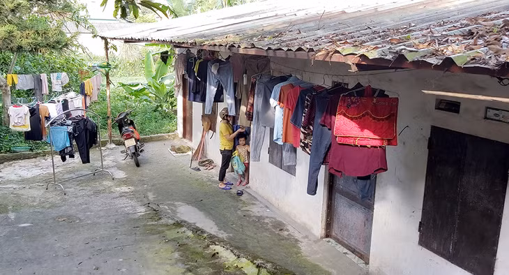 Dãy nhà trọ chật hẹp, nóng bức không đảm bảo điều kiện sống tối thiểu của chị Đào Thị Lành, công nhân Công ty TNHH nến nghệ thuật AIDI Việt Nam (KCN Cái Lân).