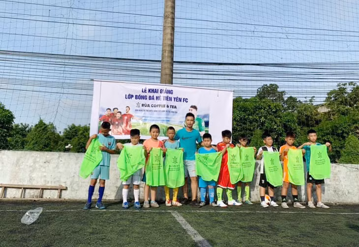 Học sinh tham gia lớp bóng đá tại huyện Tiên Yên.