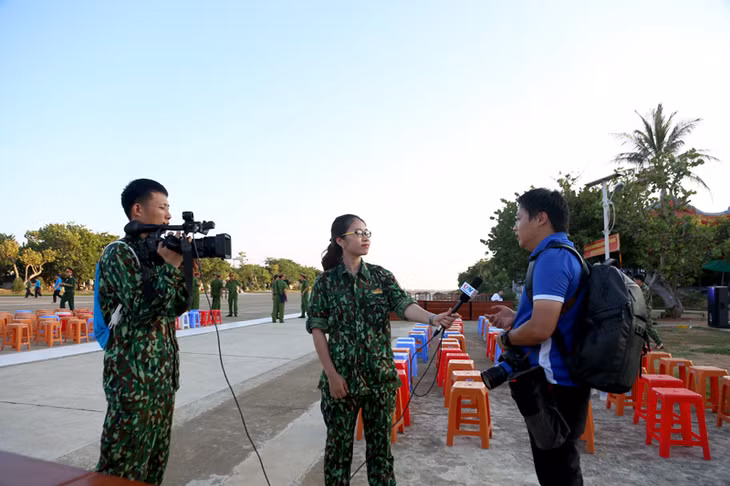 Tác nghiệp cùng phóng viên Trung tâm truyền thông tỉnh tại Trường Sa. 