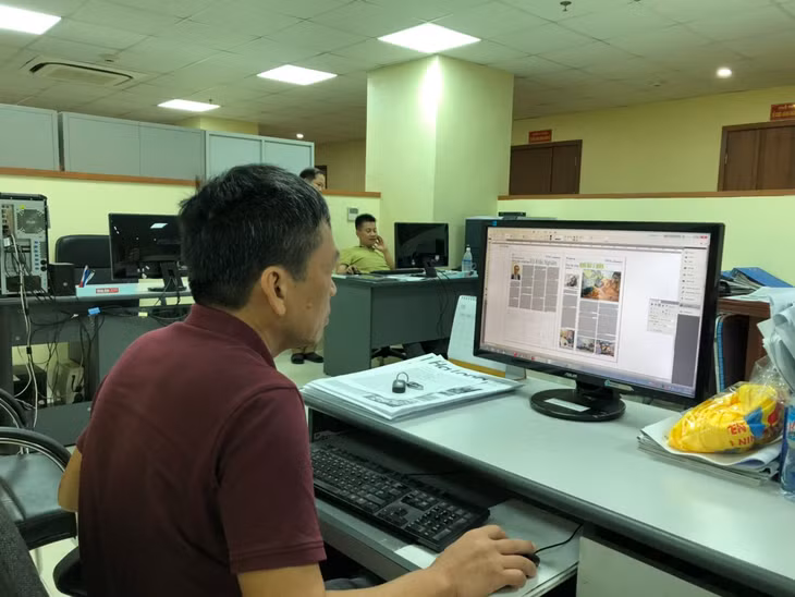 Sắp xếp, dàn trang báo in tại phòng Biên tập Báo in và Báo Hạ Long (Trung tâm truyền thông tỉnh)