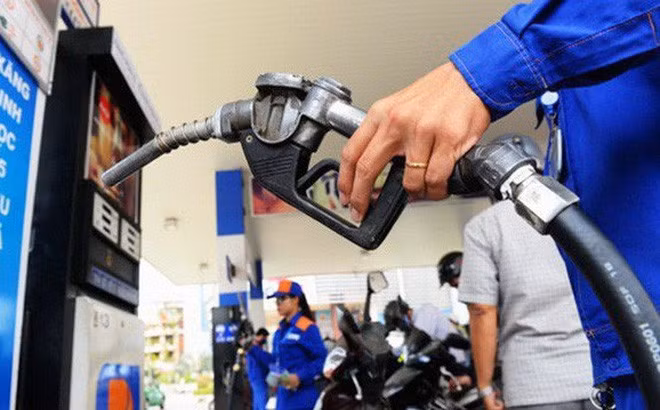 Nhóm giao thông giảm nhiều nhất nhờ hai đợt giảm giá xăng, dầu.
