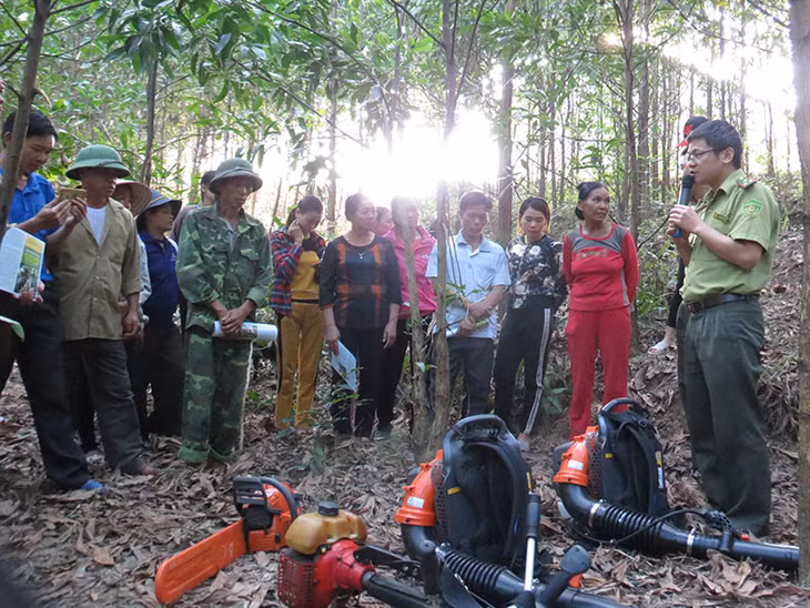 Phòng Tư pháp phối hợp với Hạt kiểm lâm huyện tuyên truyền các quy định của Nhà nước về bảo vệ rừng cho người dân trên địa bàn.