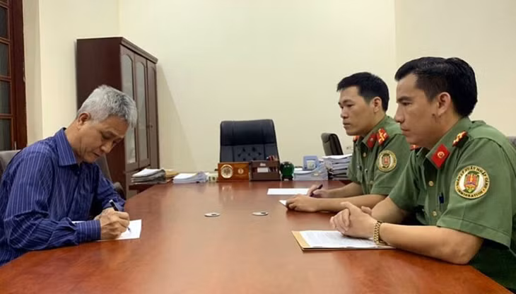 Ông Kim Tae Yoon (Hàn Quốc) ký biên bản xử lý vi phạm tại Công an Quảng Ninh (Ảnh: CAQN)