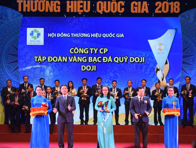 Tập đoàn Vàng bạc đá quý DOJI có 9 năm liên tiếp lọt top 5 trong Bảng xếp hạng Top 500 Doanh nghiệp tư nhân lớn nhất Việt Nam (VNR500) và 8 năm liên tiếp được công nhận Thương hiệu Quốc gia Việt Nam.