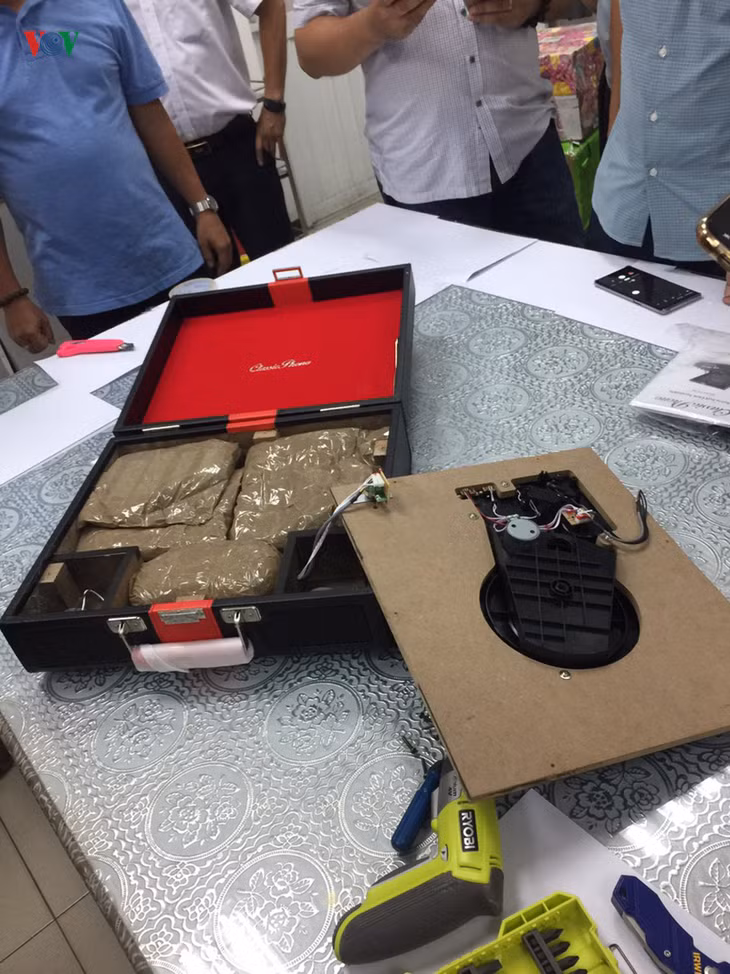  Số ma túy được giấu tinh vi bằng cách ép chặt trong các vách thùng carton bao bì, trong ruột máy hát dĩa,.
