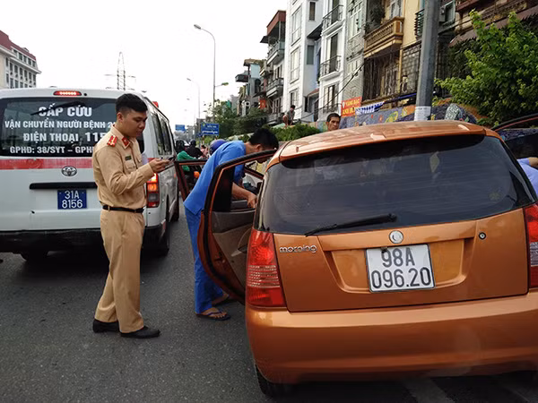 Hai thanh niên lao xe lên vỉa hè ngủ không tỉnh phải nhập viện.
