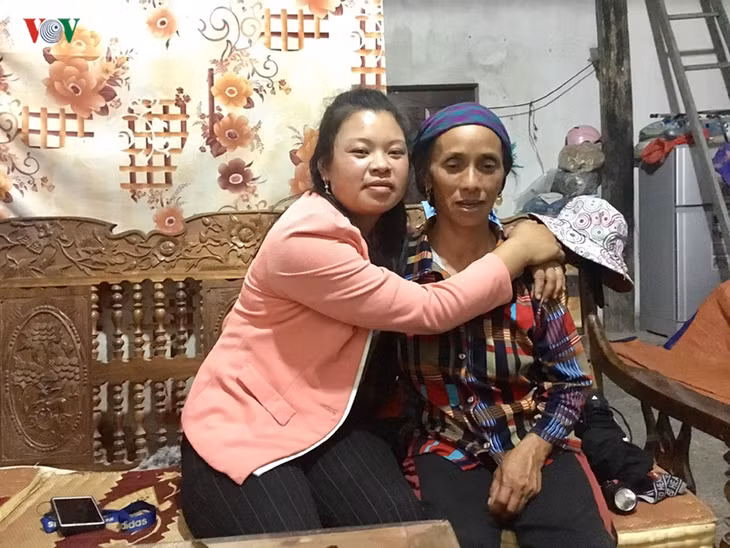 Nạn nhân Chẻo Mý Hin và mẹ sau nhiều năm xa cách.