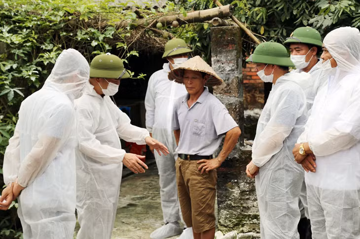 Đồng chí Bùi Văn Khắng, Phó Chủ tịch UBND tỉnh kiểm tra công tác phòng, chống bệnh Dịch tả lợn Châu Phi tại gia đình ông Đinh Văn Gỡ, thôn Hải Đông, xã Quảng Thành.