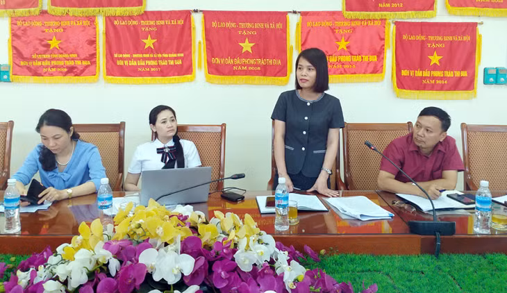 Lãnh đạo Trung tâm Truyền thông tỉnh báo cáo khái quát kết quả hoạt động của đơn vị từ khi được thành lập đến nay tại hội nghị