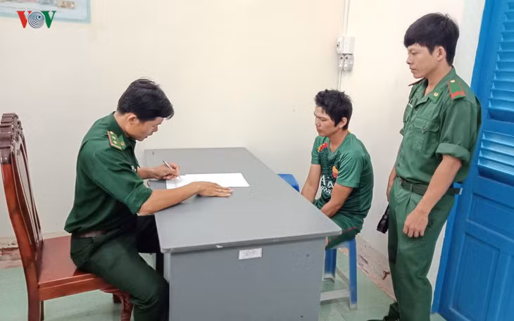 Lực lượng chức năng lấy lời khai đối tượng Nguyễn Văn Lượm.
