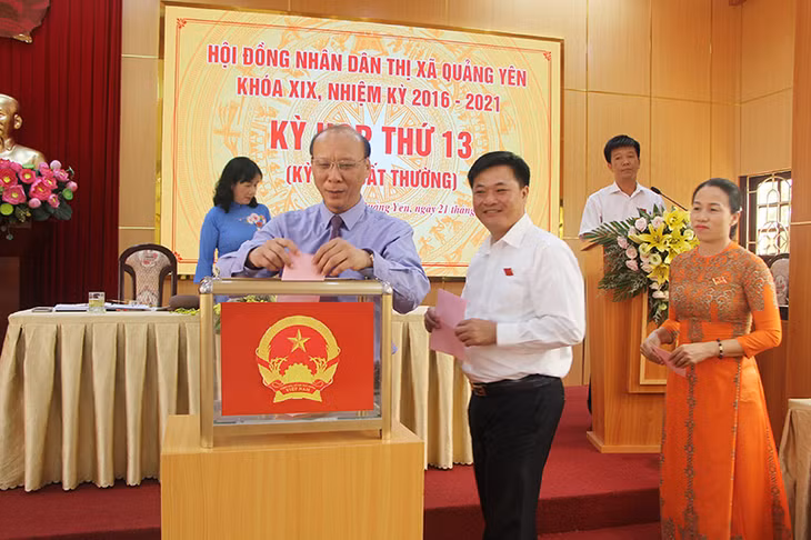 Các vị đại biểu HĐND thị xã tiến hành bỏ phiếu, kiện toàn các chức danh HĐND thị xã, nhiệm kỳ 2016- 2021.