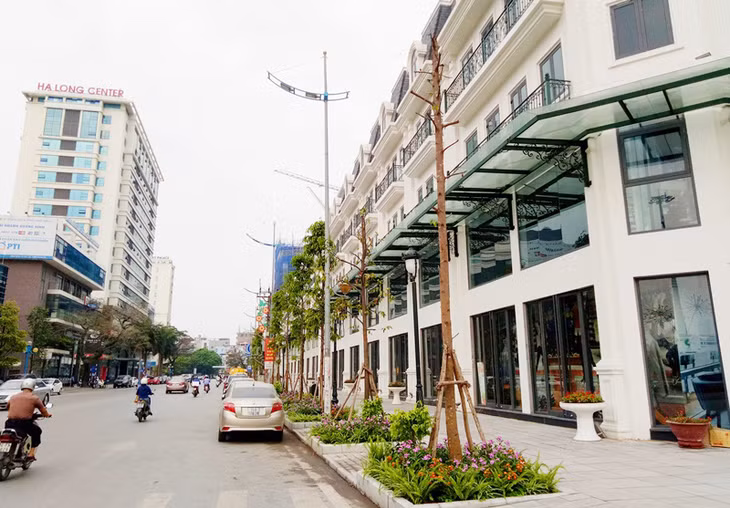 Bằng các giải pháp CCHC, TP Hạ Long đã tạo được niềm tin để các doanh nghiệp đầu tư nguồn vốn vào các dự án lớn, góp phần hay đổi bộ mặt đô thị Hạ Long. Ảnh: Khu hỗn hợp chung cư, văn phòng trung tâm thương mại và nhà ở kết hợp khu phố mua sắm tại phường Bạch Đằng.