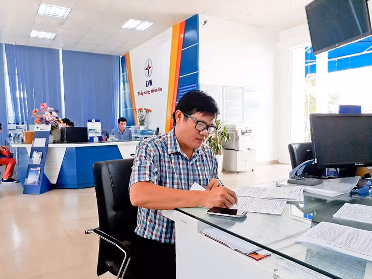 Khách hàng đăng ký trả tiền điện qua ngân hàng và tổ chức trung gian. Ảnh: VGP/ Toàn Thắng