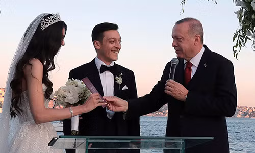 Tổng thống Thổ Nhĩ Kỳ Recep Tayyip Erdogan (phải) tại đám cưới của tiền vệ Mesut Ozil hôm 7/6 ở thành phố Istanbul. Ảnh: AP