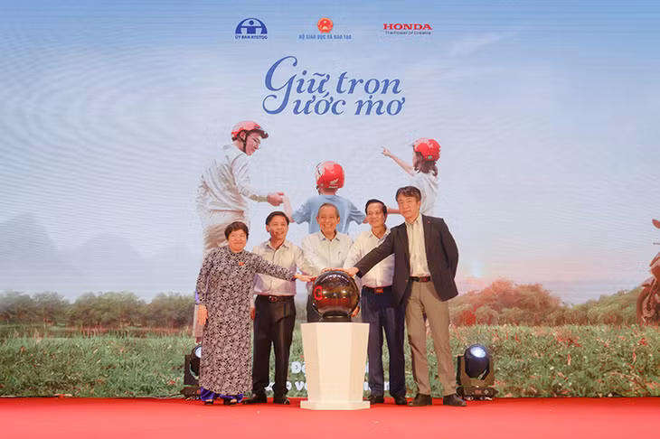 Phó Thủ tướng Thường trực Trương Hòa Bình và đại biểu khởi động chương trình tặng mũ bảo hiểm cho học sinh lớp 1 với chủ đề "Giữ trọn ước mơ" năm học 2019-2020. Ảnh: VGP/Lê Sơn