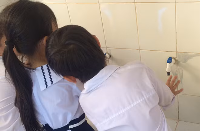 Trẻ em cần rèn luyện thói quen rửa tay để đảm bảo vệ sinh. Ảnh: Lê Phương.