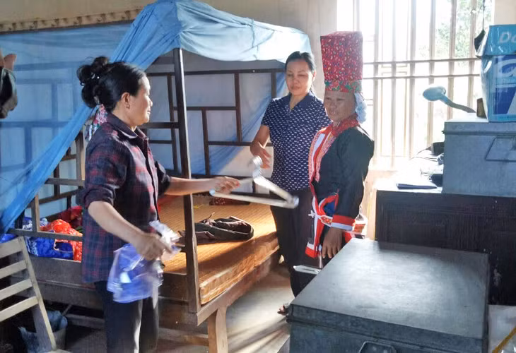 Chị Nguyễn Thị An (ngoài cùng bên trái) hướng dẫn chị em phụ nữ dọn dẹp vệ sinh nhà cửa