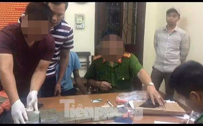 Hai đối tượng Thắng và Sơn bị bắt quả tang vận chuyển 10 bánh ma túy .Ảnh: Duy Chiến