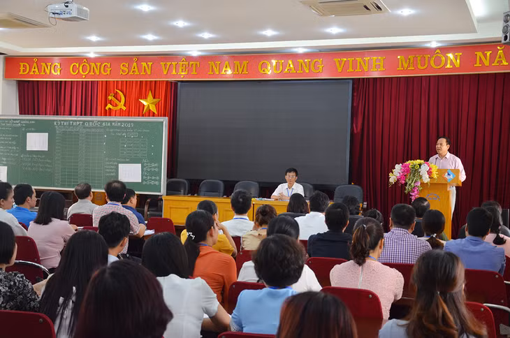 Phó Chủ tịch Thường trực UBND tỉnh đã đến kiểm tra và động viên thầy, trò tại điểm thi Trường THPT Chuyên Hạ Long