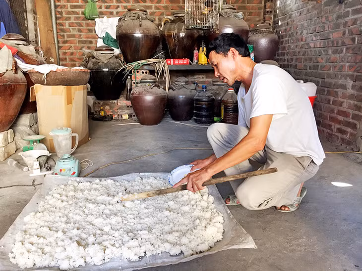 Một cơ sở sản xuất rượu thủ công tại xã Yên Đức, TX Đông Triều.