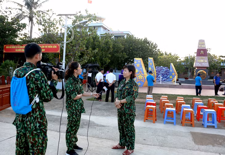 Phóng viên Trung tâm Truyền thông tỉnh Quảng Ninh tác nghiệp tại đảo Trường Sa lớn (Thị trấn Trường Sa, huyện Trường Sa, tỉnh Khánh Hòa).