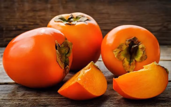 Quả hồng: Có chứa tương đối nhiều nhựa. Các chất này gặp phải axit lúc dạ dày trống rỗng sẽ dễ dàng kết hợp tạo thành những cục nhỏ khó hòa tan. Những cục này nếu có kích thước lớn sẽ đóng thành sỏi, gây loét dạ dày thậm chí thủng dạ dày.